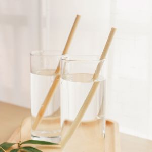 散装水玻璃杯中的吸管与可重复使用的饮用吸管